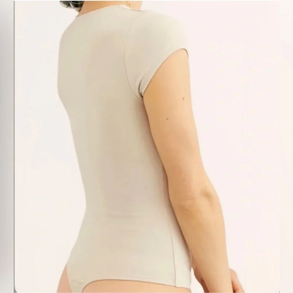 NEW House‎ of Harlow 1960 Short sleeve Square neck body suit Almond Nude / tan - Picture 3 of 9